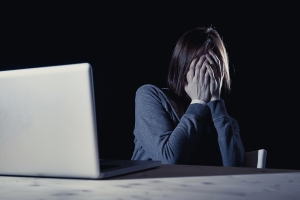 GLI IMPATTI PSICOLOGICI SULLE VITTIME E LE STRATEGIE DI PREVENZIONE DEL CYBERBULLISMO